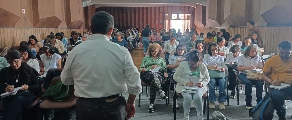 El profesor Manuel Tenjo formando a un grupo de predicadores