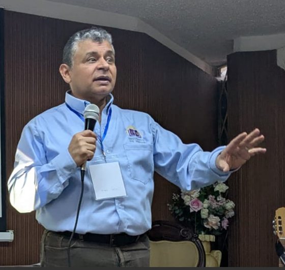 El profesor Manuel Tenjo predicando